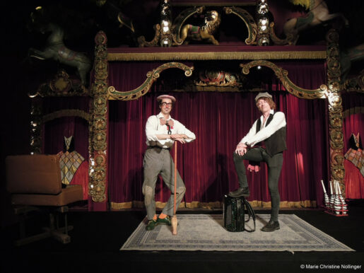 Le clown Bruno et son comparse Igor au Musée des Arts Forains posent pour vous.