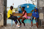 07-Jeunes sur un banc